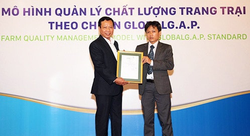Đại diện lãnh đạo công ty Anova Farm nhận giấy chứng nhận Global GAP Đại diện lãnh đạo công ty Anova Farm nhận giấy chứng nhận Global GAP