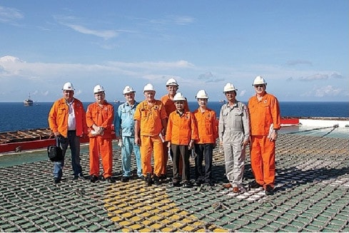 Các chuyên gia Nga sát cánh bên người lao động Việt Nam trên giàn khai thác của Vietsovpetro trong hơn 35 năm qua