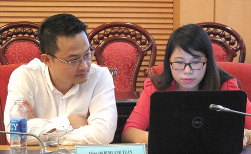 Ông Đinh Anh Tuấn – Giám đốc Công ty Holomia đang giao lưu cùng bạn đọc Báo ĐBND