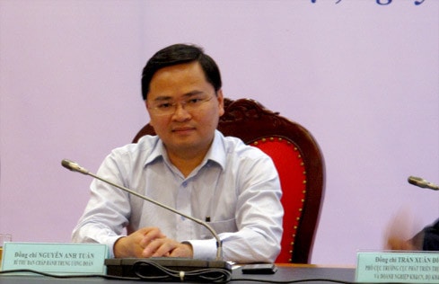 Ông Nguyễn Anh Tuấn, Bí thư BCH Trung ương Đoàn đang giao lưu cùng bạn đọc Báo ĐBND