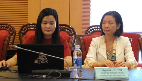 Bà Thạch Lê Anh – Chủ nhiệm Đề án Vietnam Silion Valley - VSV, Bộ Khoa học và Công nghệ đang giao lưu cùng độc giả Báo ĐBND