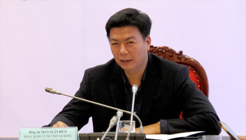 Ông Trần Xuân Đích – Phó Cục trưởng Cục Phát triển thị trường và Doanh nghiệp KHCN đang giao lưu cùng bạn đọc Báo ĐBND...