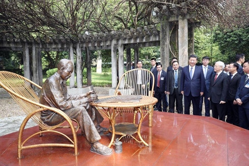 Tổng Bí thư Nguyễn Phú Trọng và Tổng Bí thư, Chủ tịch Trung Quốc Tập Cận Bình thăm Tượng đài Bác Hồ trong Khu di tích - Ảnh: Trí Dũng