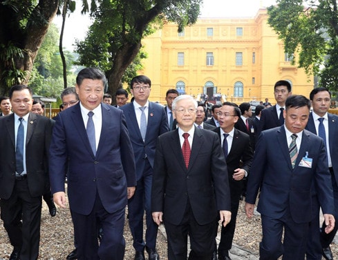 Tổng Bí thư Nguyễn Phú Trọng và Tổng Bí thư, Chủ tịch Trung Quốc Tập Cận Bình thăm Khu di tích Chủ tịch Hồ Chí Minh tại Phủ Chủ tịch - Ảnh: Trí Dũng