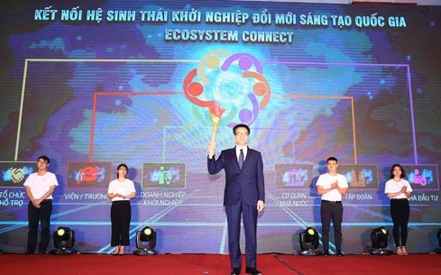 Phó Thủ tướng Chính phủ Vũ Đức Đam nâng cao ngọn đuốc, tiếp lửa cho phong trào khởi nghiệp đổi mới sáng tạo Việt Nam.