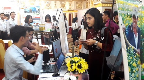 Các bạn trẻ xem các gian hàng của các nhóm khởi nghiệp