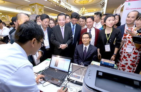 Phó Thủ tướng Chính phủ Vũ Đức Đam, Bộ trưởng Bộ Khoa học và Công nghệ Chu Ngọc Anh thăm các gian hàng, sản phẩm trình diễn tại Techfest 2017.