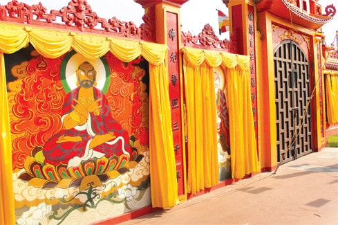 Cổng chùa được sơn lòe loẹt, khác lạ Ảnh: Hương Sen