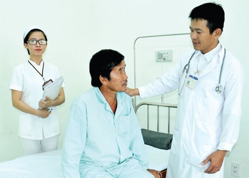 Thăm khám bệnh nhân tại Bệnh viện Tâm thần Long An
