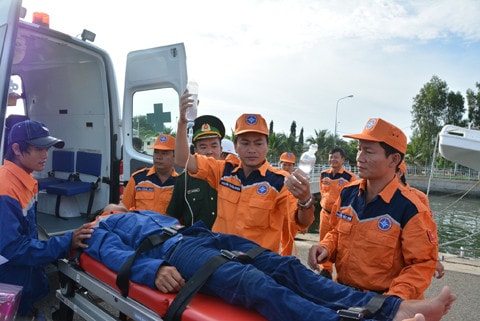 Lực lượng tìm kiếm cứu nạn đưa nạn nhân đi cứu chữa