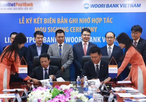 Ông Phạm Doãn Sơn, Phó Chủ tịch Thường trực HĐQT kiêm Tổng Giám đốc LienVietPostBank và ông Kim Seung Rok, Tổng Giám đốc Woori Bank Việt Nam ký kết biên bản ghi nhớ hợp tác giữa hai bên