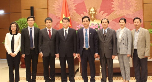 Phó Chủ tịch Hội đồng Dân tộc Nguyễn Lâm Thành và Thứ trưởng Ủy ban Dân tộc Nhà nước Trung Quốc Zhang Jingze chụp ảnh lưu niệm cùng các đại biểu