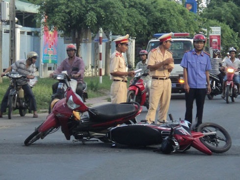 Cảnh sát giao thông xử lý tai nạn giao thông tại địa bàn thành phố Trà Vinh.. (Ảnh nguồn: travinh.gov.vn)