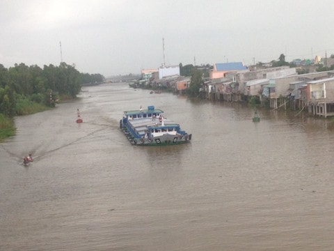 Phương tiện thủy nội địa đang lưu thông trên truyến sông