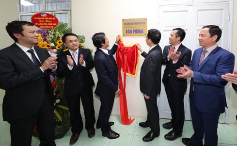 Tổng giám đốc Viettel Nguyễn Mạnh Hùng và Giám đốc ĐHQGHN Nguyễn Kim Sơn kéo băng ra mắt Văn phòng Viện Công nghệ hàng không vũ trụ