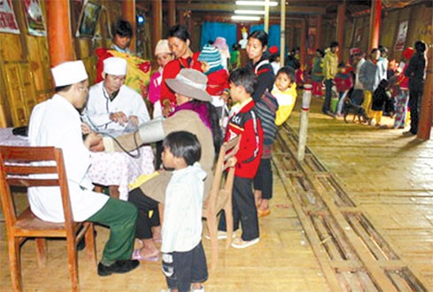 Quan tâm chăm sóc sức khỏe cho đồng bào Bana