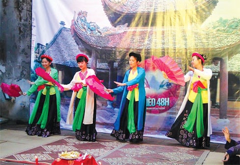 Các bạn trẻ tham gia dự án Chèo 48h - Tôi chèo về quê hương biểu diễn nghệ thuật truyền thống Nguồn: ITN