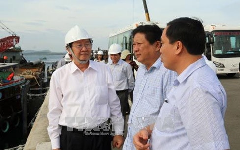 Bộ trưởng Bộ Nội vụ Lê Vĩnh Tân khảo sát công trình Cảng hành khách quốc tế Phú Quốc. Ảnh: Lê Huy Hải - TTXVN