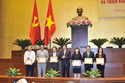Bí thư Đảng ủy cơ quan Văn phòng Quốc hội, Tổng Thư ký Quốc hội, Chủ nhiệm Văn phòng Quốc hội Nguyễn Hạnh Phúc trao tặng Giấy khen cho đại diện Đảng bộ cơ sở và các chi bộ trực thuộc Đảng bộ cơ quan VPQH đạt tiêu chuẩn “Trong sạch, vững mạnh” tiêu biểu năm 2017 Ảnh: Lâm Hiển