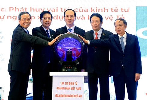 Chủ tịch Nước Trần Đại Quang, lãnh đạo các ban, bộ, ngành Trung ương và lãnh đạo Trung ương Hội Doanh nhân tư nhân Việt Nam đã nhấn nút khai trương Tạp chí điện tử Doanh nhân Việt Nam Ảnh: Nhan Sáng