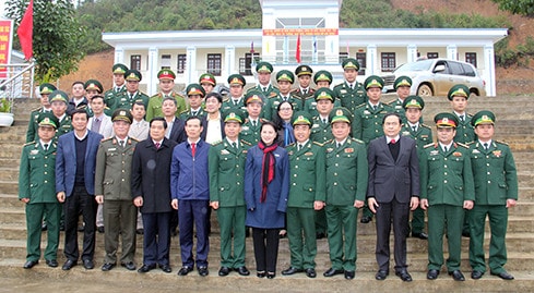 Chủ tịch Quốc hội Nguyễn Thị Kim Ngân chụp ảnh lưu niệm với chiến sỹ Đồn biên phòng Lũng Cú