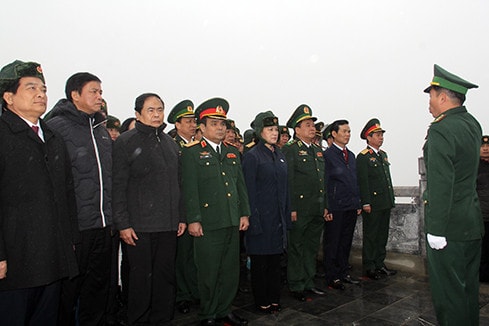 Chủ tịch Quốc hội Nguyễn Thị Kim Ngân và các thành viên trong Đoàn công tác dự Lễ chào cờ Quốc gia tại cột cờ Lũng Cú