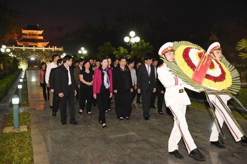 Phó Chủ tịch Thường trực Quốc hội Tòng Thị Phóng dâng hương, tri ân các anh hùng liệt sĩ tại Nghĩa trang Liệt sỹ A1, Điện Biên ảnh 1