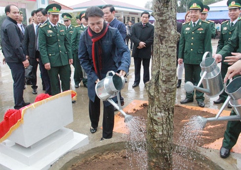 Chủ tịch Quốc hội Nguyễn Thị Kim Ngân trồng cây tại Đồn biên phòng Lũng Cú