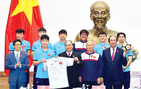 Đội tuyển U23 Việt Nam tặng bóng và áo lưu niệm cho Thủ tướng Nguyễn Xuân Phúc Ảnh: Thống Nhất