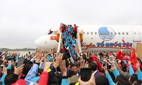 Người hâm mộ chào đón đội tuyển U23 Việt Nam trở về. Ảnh: Minh Sơn/Vietnam+