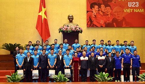 Chủ tịch Quốc hội Nguyễn Thị Kim Ngân chụp ảnh với Ban huấn luyện và các tuyển thủ U23 Việt Nam Ảnh: Lâm Hiển