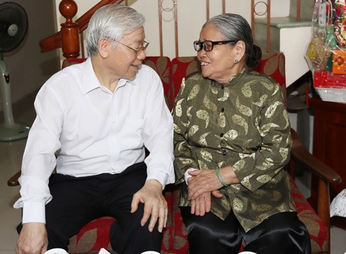 Tổng Bí thư Nguyễn Phú Trọng thăm , tặng quà Mẹ Việt Nam Anh hùng Hồ Thị Há ở phường 5, quận Bình Thạnh