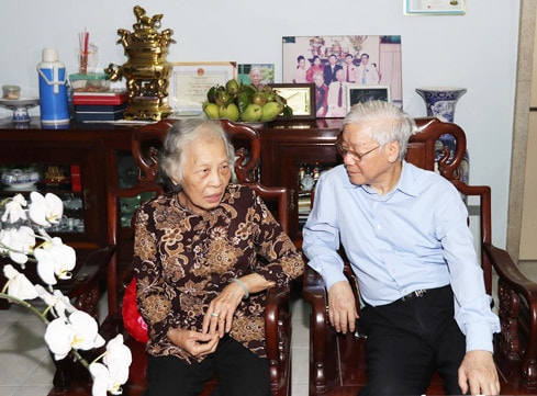 Tổng Bí thư Nguyễn Phú Trọng thăm và thắp hương tại gia đình đồng chí Võ Trần Chí , nguyên Ủy viên Bộ Chính trị, nguyên Bí thư Thành ủy thành phố Hồ Chí Minh.