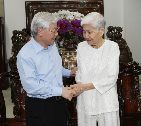 Tổng Bí thư Nguyễn Phú Trọng thăm hỏi Bà Dương Thị Thanh, phu nhân Giáo sư Nguyễn Thiện Thành