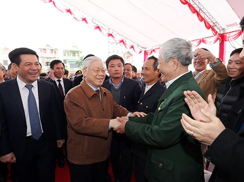 Tổng Bí thư Nguyễn Phú Trọng với cán bộ, nhân dân tại Khu lưu niệm đồng chí Nguyễn Đức Cảnh Ảnh: Trí Dũng