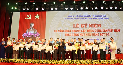 Bí thư Thành ủy Hải Phòng Lê Văn Thành trao huy hiệu Đảng cho các đảng viên có nhiều năm tuổi Đảng