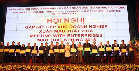 Chủ tịch UBND TP Nguyễn Văn Tùng trao tặng bằng khen cho các DN tiêu biểu