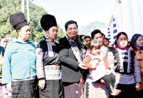 Phó Chủ tịch Thường trực Quốc hội Tòng Thị Phóng với bà con huyện Vân Hồ, Sơn La Ảnh: Q.Khánh
