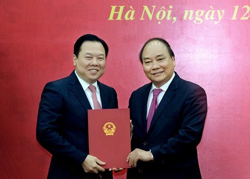 Thủ tướng Nguyễn Xuân Phúc trao quyết định bổ nhiệm Chủ tịch Ủy ban Quản lý vốn Nhà nước tại DN, ông Nguyễn Hoàng Anh - Ảnh: Quang Hiếu