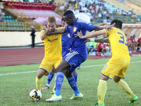 Pha tranh bóng trên không giữa cầu thủ hai đội giữa Sông Lam Nghệ An (áo vàng) và Quảng Nam FC (áo xanh) tại Cúp Quốc gia - Sứ Thiên Thanh 2017.( Ảnh: Thanh Tùng/TTXVN)