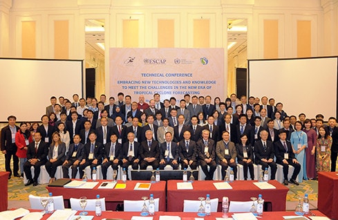 Các đại biểu tham dự hội thảo chụp ảnh lưu niệm