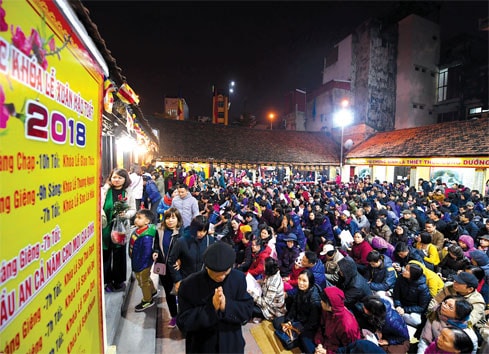 Vào dịp đầu năm, hàng nghìn người thường tập trung tại tổ đình Phúc Khánh (Hà Nội) để dự lễ dâng sao giải hạn Nguồn: ITN