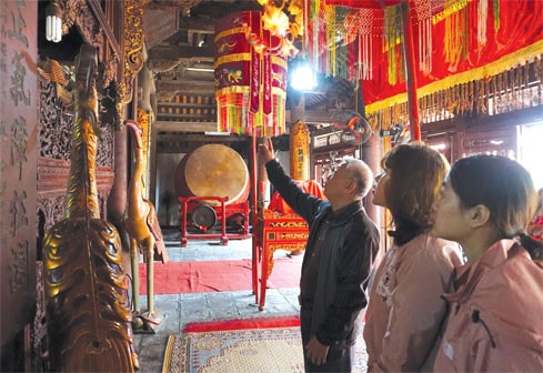 Từng hoa văn, câu đối trong đình giúp người dân hiểu về truyền thống, duy trì giá trị đặc sắc của hội Chèm Ảnh: Thái Minh