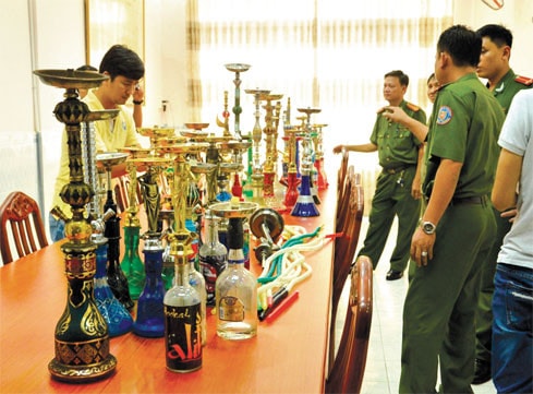 Lực lượng chức năng kiểm tra thu giữ các loại shisha không nguồn gốc