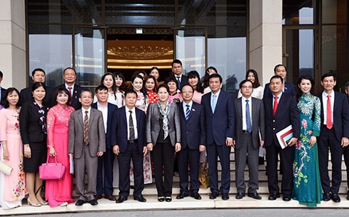 Chủ tịch Quốc hội Nguyễn Thị Kim Ngân với Đoàn đại biểu Hiệp hội Doanh nghiệp nhỏ và vừa Việt Nam Ảnh: Lâm Hiển