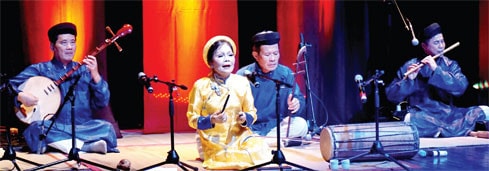 Nghệ nhân Thanh Tâm cùng các nhạc công trình diễn ca Huế trong một đêm nhạc tại Hà Nội Ảnh: Thái Minh