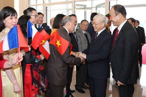 Cán bộ, nhân viên Đại sứ quán Việt Nam và đại diện cộng đồng Việt Nam tại Pháp đón Tổng Bí thư Nguyễn Phú Trọng tại sân bay quân sự Orly, Thủ đô Paris Ảnh: Trí Dũng