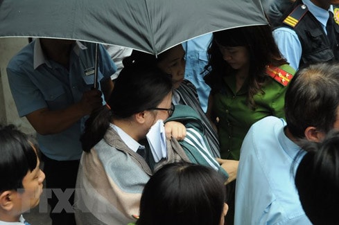 Cơ quan Cảnh sát điều tra Bộ Công an bắt giữ hai nhân viên Eximbank Chi nhánh Thành phố Hồ Chí Minh Ảnh: Thành Chung/TTXVN