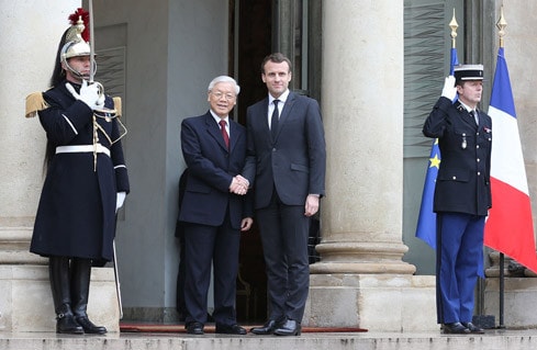 Tổng thống Cộng hòa Pháp Emmanuel Macron đón Tổng Bí thư Nguyễn Phú Trọng Ảnh: Trí Dũng