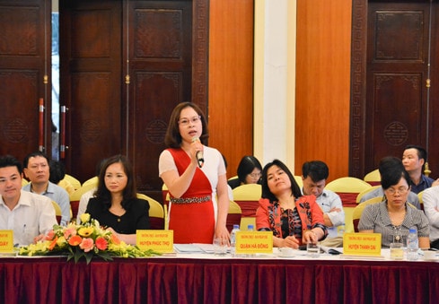Phó trưởng Ban chuyên trách Ban Pháp chế HĐND quận Hà Đông Lương Huệ Minh phát biểu tham luận